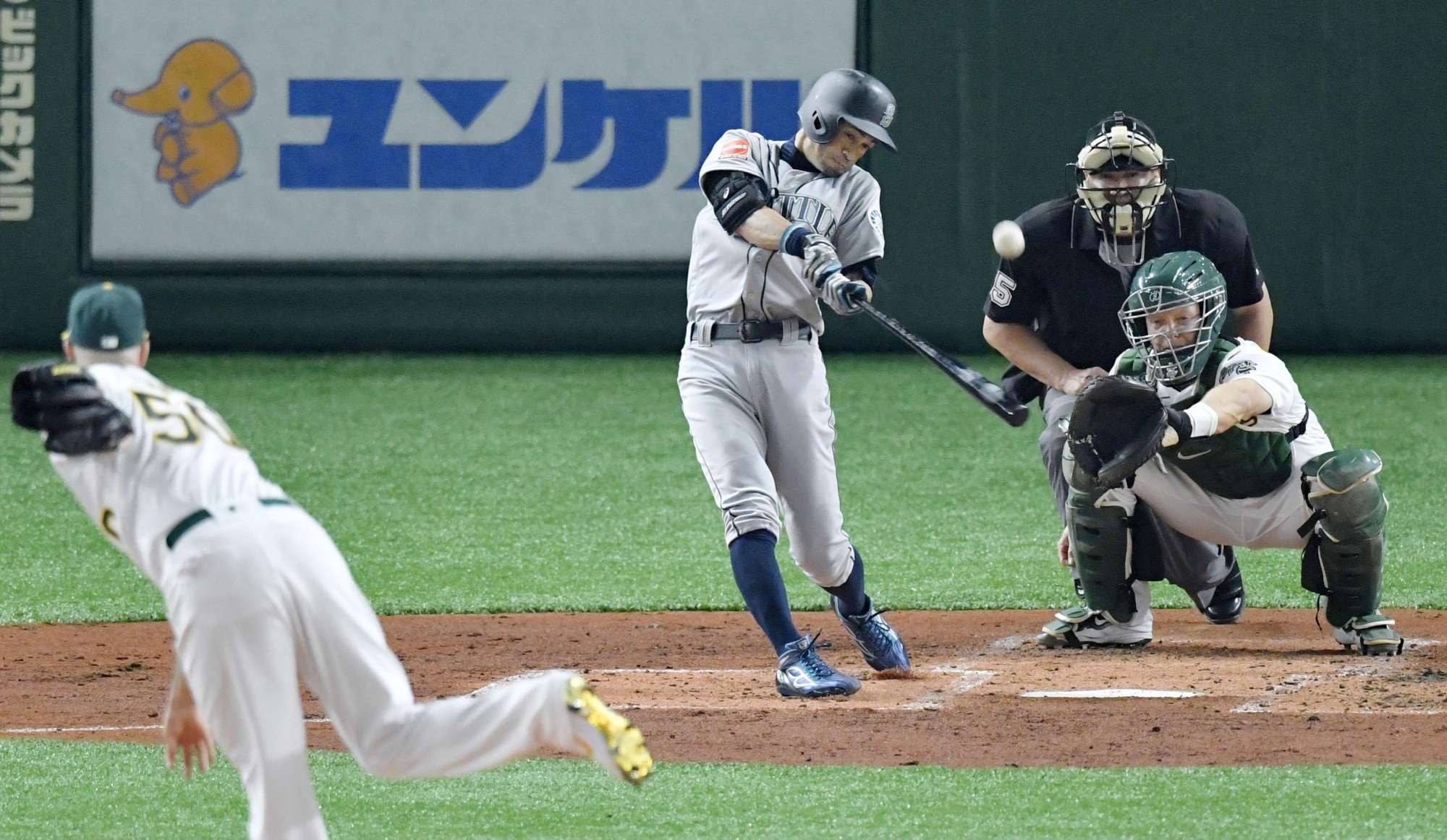 Ichiro Suzuki a hit in Japan as Mariners beat A's in Major League opener –  Daily Freeman