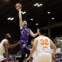 Sunrockers forward Ryan Kelly goes up for a shot in the fourth quarter against the Albirex on Friday night at Aoyama Gakuin University Memorial Hall. Shibuya defeated Niigata 92-77. | B. LEAGUE