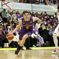 Shibuya\'s Leo Vendrame dribbles the ball in first-quarter action on Friday. | B. LEAGUE