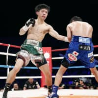 Kosei Tanaka (left) fights against Ryoichi Taguchi in the ninth round of their World Boxing Organization flyweight title bout on Saturday at Gifu Memorial Center. Tanaka defended his title by unanimous decision. | KYODO