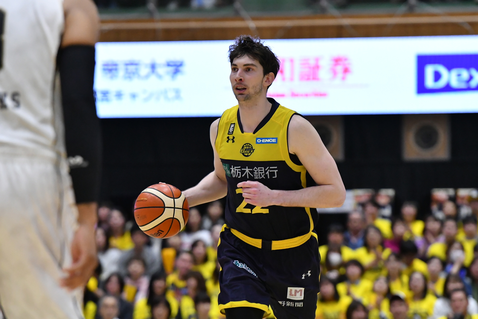 Brex star Ryan Rossiter directs the offense during Saturday's game against the SeaHorses in Utsunomiya, Tochigi Prefecture. | B. LEAGUE