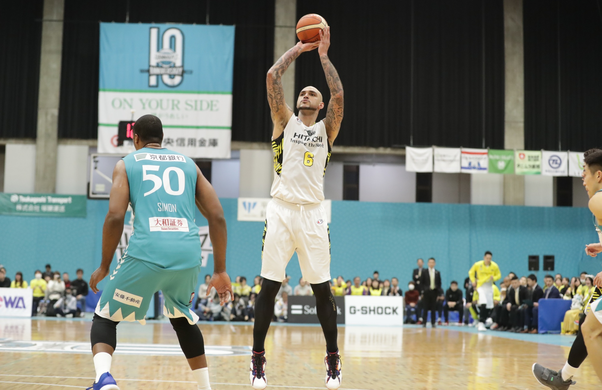 Shibuya's Robert Sacre shoots a mid-range jumper in the second quarter on Saturday against Kyoto. Sacre had 44 points in the Sunrockers' 97-93 victory. | B. LEAGUE