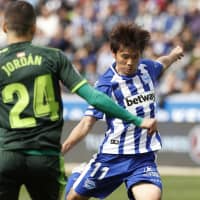 Takashi Inui takes a shot during Alaves\' game against Eibar on Saturday in Vitoria, Spain. | KYODO