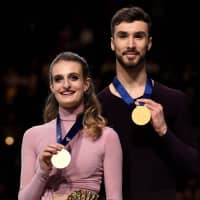 Ice dance winners Gabriella Papadakis and Guillaume Cizeron of France pose with their medals during the victory ceremony on Saturday night. | AFP-JIJI