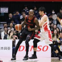 Alvark forward Jawad Williams posts up in the first half of Saturday\'s game against the Diamond Dolphins in Tachikawa. Williams, who averaged 10.4 points in 26 games, sustained a season-ending injury during the game. | B. LEAGUE