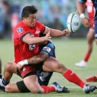 The Sunwolves\' Atsushi Sakate offloads the ball against the Blues in Super Rugby action on Saturday in Albany, New Zealand. | AFP-JIJI