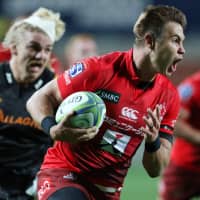 The Sunwolves\' Gerhard van den Heever runs to score a try during the team\'s 30-15 victory over the Chiefs on Saturday in Hamilton, New Zealand. | AFP-JIJI