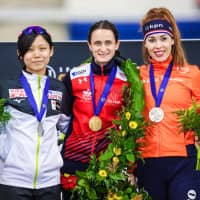 Silver medalist Miho Takagi (left) stands on the podium with winner Martina Sablikova (center) and third-place finisher Antoinette de Jong at the allround speedskating world championships on Sunday in Calgary, Alberta. | USA TODAY / VIA REUTERS