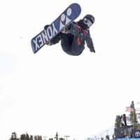 Yuto Totsuka competes in the men\'s halfpipe finals at the U.S. Grand Prix on Saturday in Mammoth, California. Totsuka finished first with a top run of 95.75 points. | GETTY / VIA KYODO