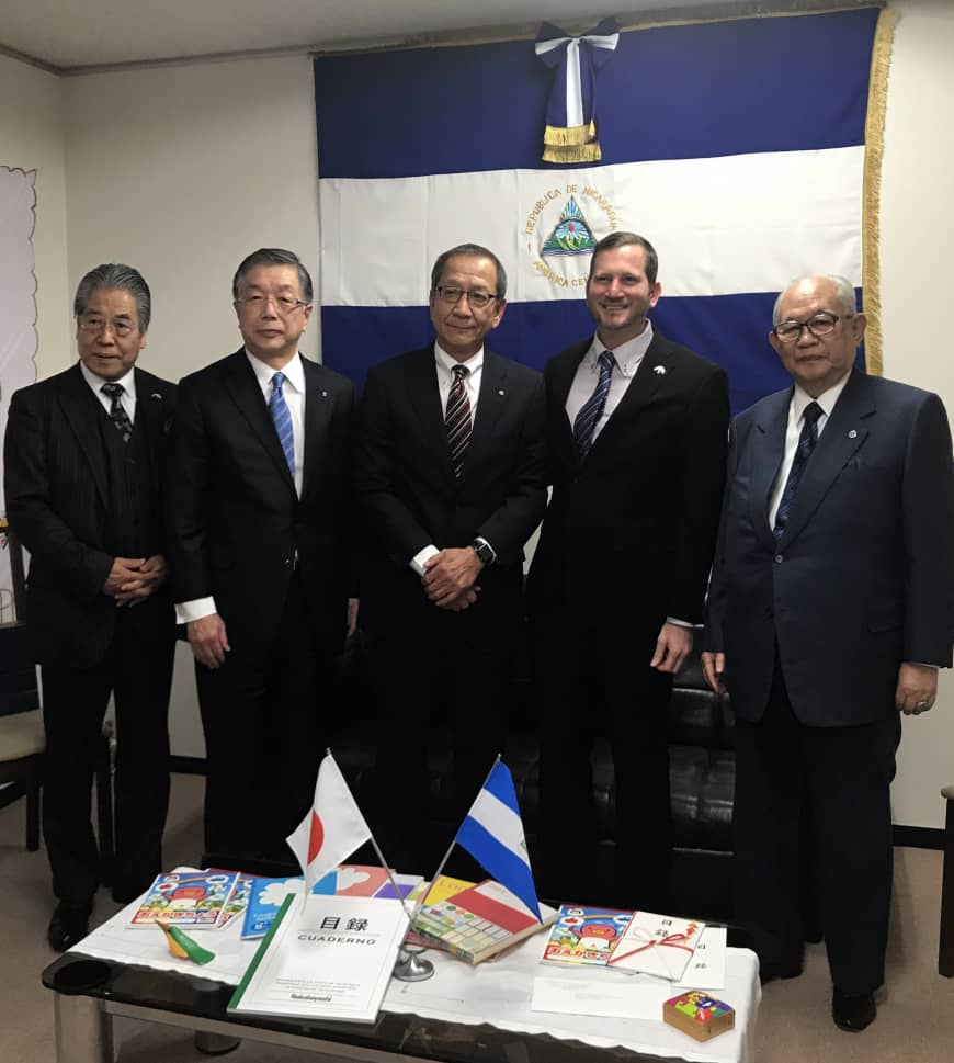 Nicaraguan Ambassador Rodrigo Coronel Kinloch (second from right) poses with (from left) Toshiki Kumagai, honorary vice consul of Nicaragua in Kyoto; Noboru Okubo, president and CEO of Uchida Yoko Co.; Hazime Tsujimura, chairman of Nakabayashi KK; and Yoshikazu Morita, honorary consul general of Nicaragua in Kyoto. The ambassador was presented with a donation of school-related supplies to be given to Nicaraguan school children in need. 