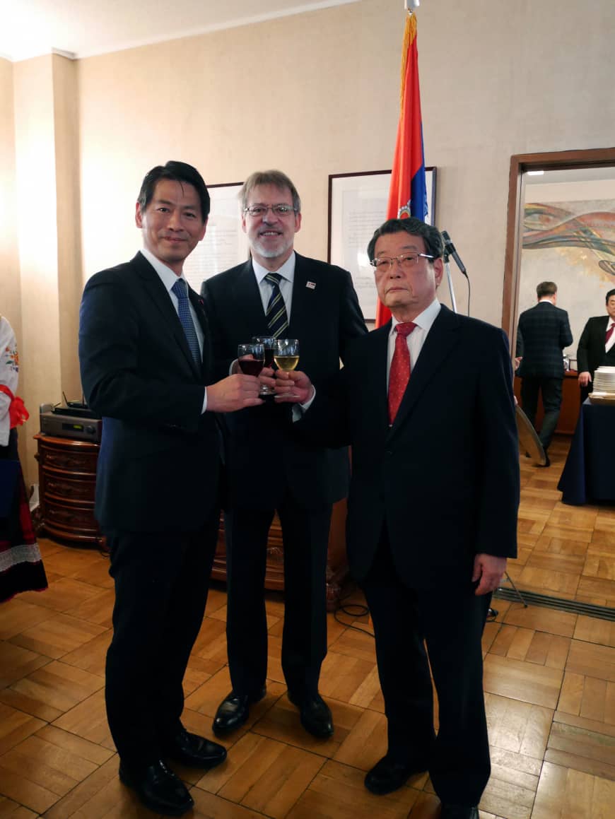 Serbian Ambassador Nenad Glisic (center) poses with Parliamentary Vice-Minister for Foreign Affairs Kenji Yamada (left) and Naohide Ueyama, honorary consul general of Serbia and president of Kincho Dainihon Jochugiku Co., during a reception at the embassy to celebrate Serbia