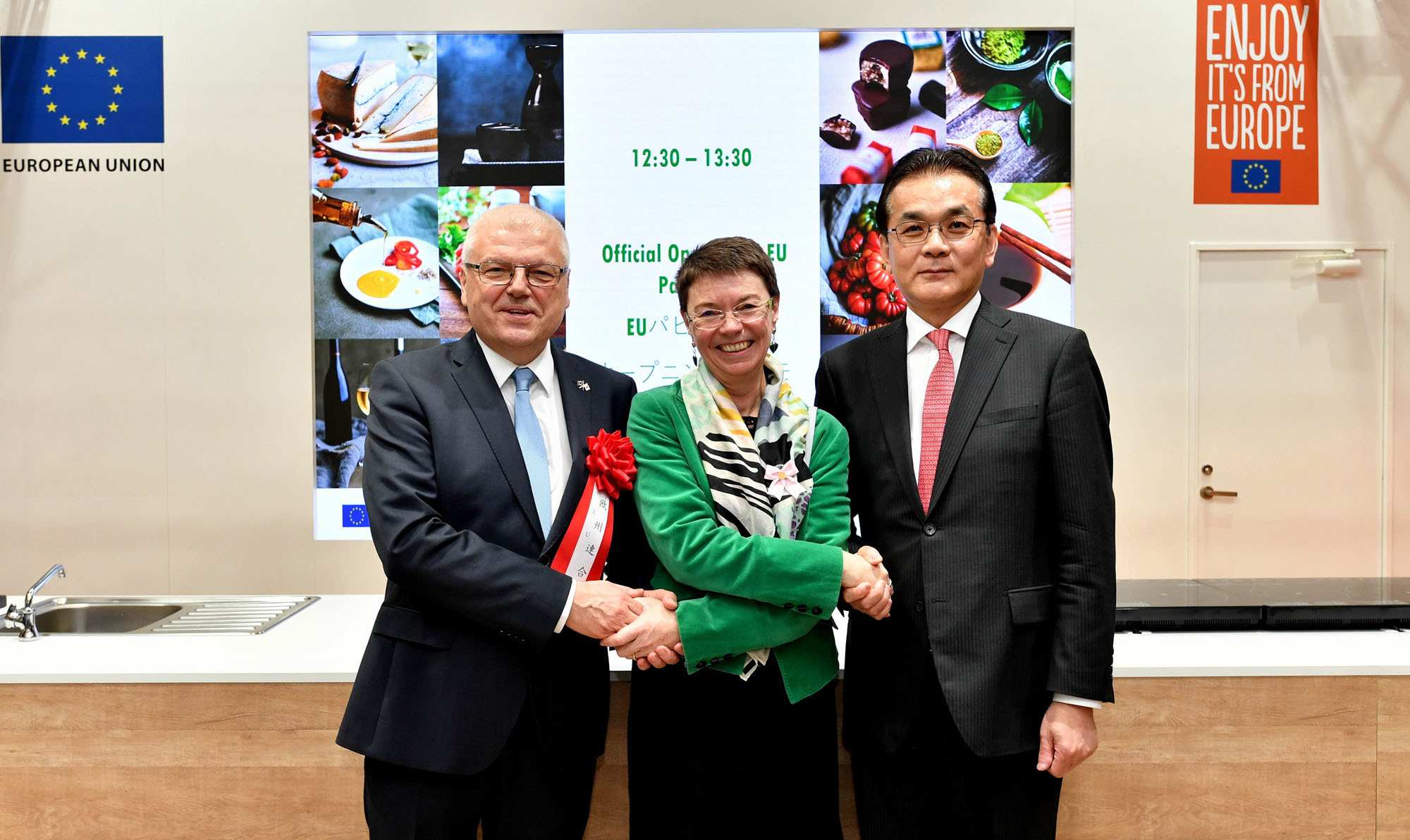 EU Ambassador to Japan Patricia Flor (center) poses with Director-General of the European Commission for Agriculture and Rural Development Jerzy Plewa (left) and Vice-Minister for International Affairs at the Ministry of Agriculture, Forestry and Fisheries Hiromichi Matsushima during the official opening of the Foodex EU Pavilion. |  YOSHIAKI MIURA