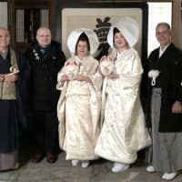 Kodaiji temple\'s head priest, Tensho Goto (far left), poses with Portuguese Ambassador Francisco Xavier Esteves (second from left) and his wife, Ilda (third from left), along with Panamanian Ambassador Ritter Diaz (far right) and his wife, Ayana Hatada, during the Kitsune no Yomeiri (Fox\'s Wedding Parade) in Kyoto\'s Higashiyama district on March 8. The parade lasts until March 17. | TAKAHIRO HAYASHI
