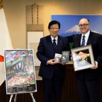 Irish Ambassador Paul Kavanagh (right) visits Shizuoka Gov. Heita Kawakatsu to exchange opinions on the 2019 Rugby World Cup. During the meeting at the Shizuoka Prefectural Office on March 8, the two leaders expressed hopes for future exchanges and traded souvenirs. | COURTESY OF SHIZUOKA PREFECTURE