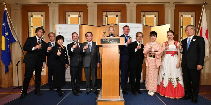 State Minister for Foreign Affairs Toshiko Abe (third from left) poses for a photo with (from fourth from left) Kosovan Ambassador Leon Malazogu; Ryu Shionoya, president of the Japan-Kosovo Parliamentary Friendship Group; Yoshifumi Okamura, ambassador of the Foreign Ministry