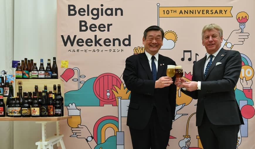 Belgian Ambassador Gunther Sleeuwagen (right), honorary chairman of the Belgian Beer Weekend Committee, poses for a photo with Shintaro Konishi, president of Konishi Brewing Co. and chairman of the Belgian Beer Weekend Committee, during a news conference at the Belgian Embassy on March 13. This is the Belgian Beer Weekend