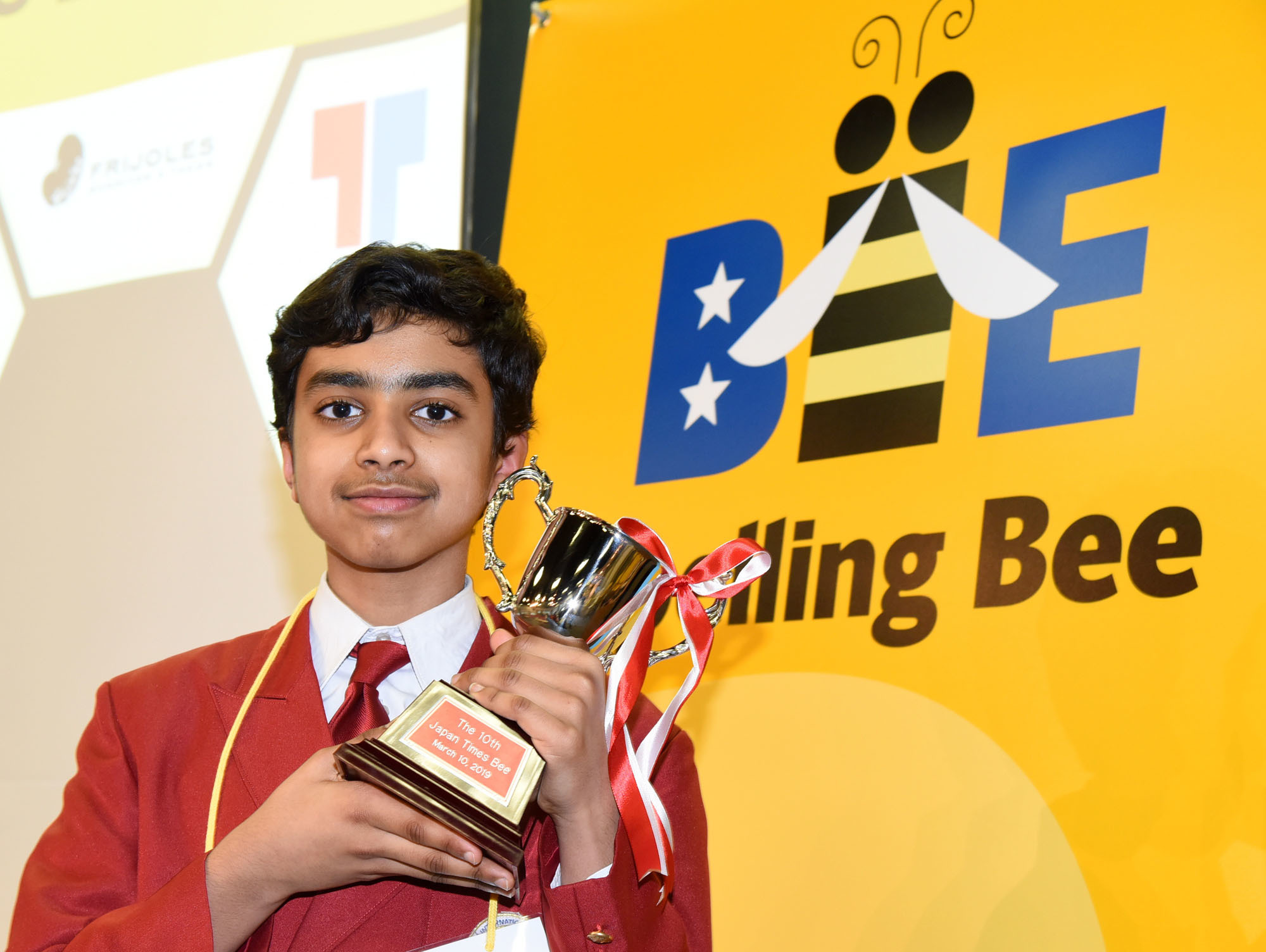Ariya Narayanasamy,12, from the India International School in Japan, poses with his trophy after winning the 10th Japan Times Bee on Sunday at Tokyo Global Gateway in Koto Ward. Full coverage to appear in Tuesday's issue. | SATOKO KAWASAKI