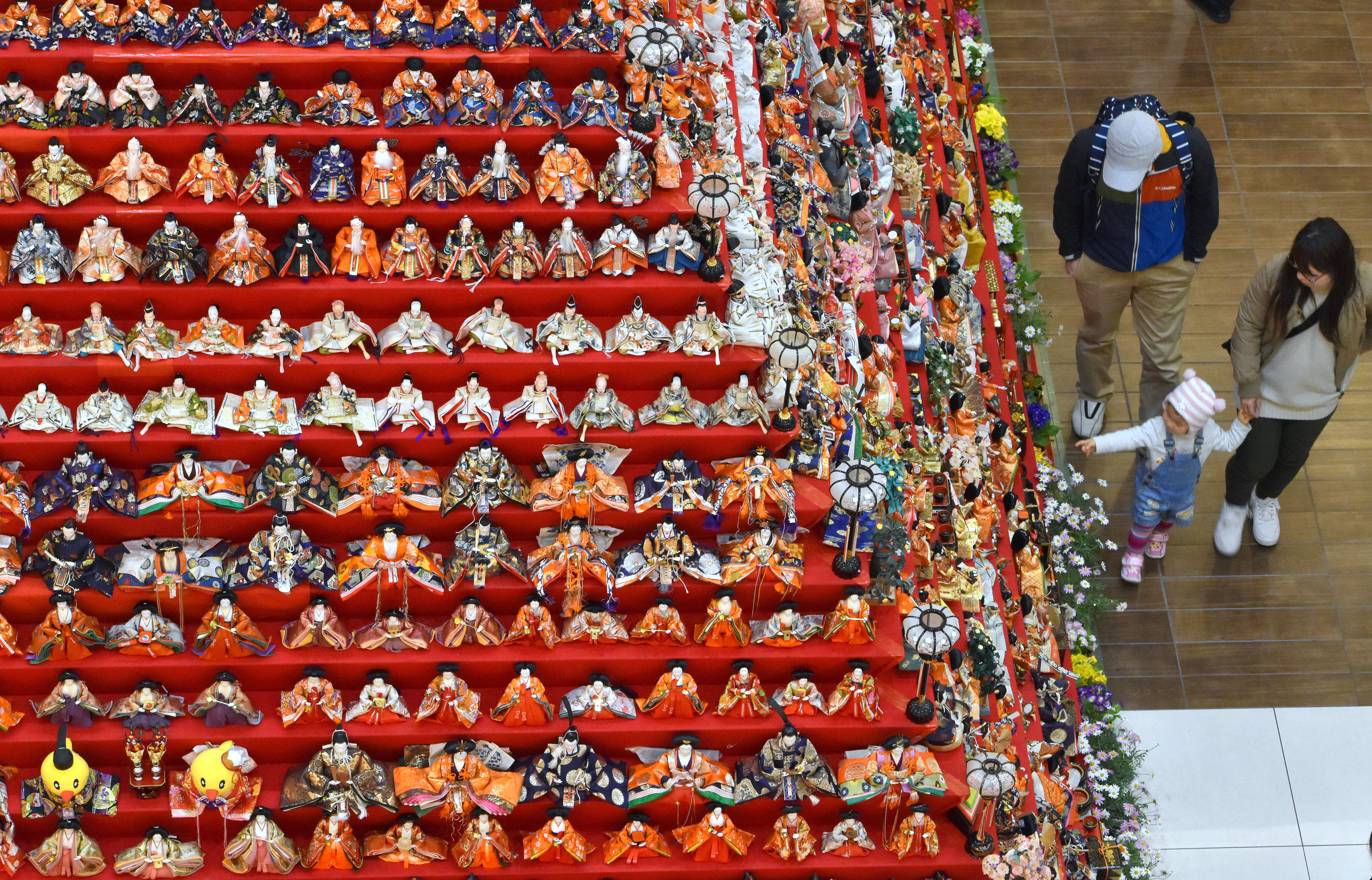 Over 2,600 hina dolls are displayed at the Konosu Bikkuri Hina Matsuri (Konosu Surprising Doll Festival) on Friday at Konosu City Hall in Saitama Prefecture. The city has a tradition of making the dolls, which are put on show ahead of Girls' Day on March 3. | SATOKO KAWASAKI