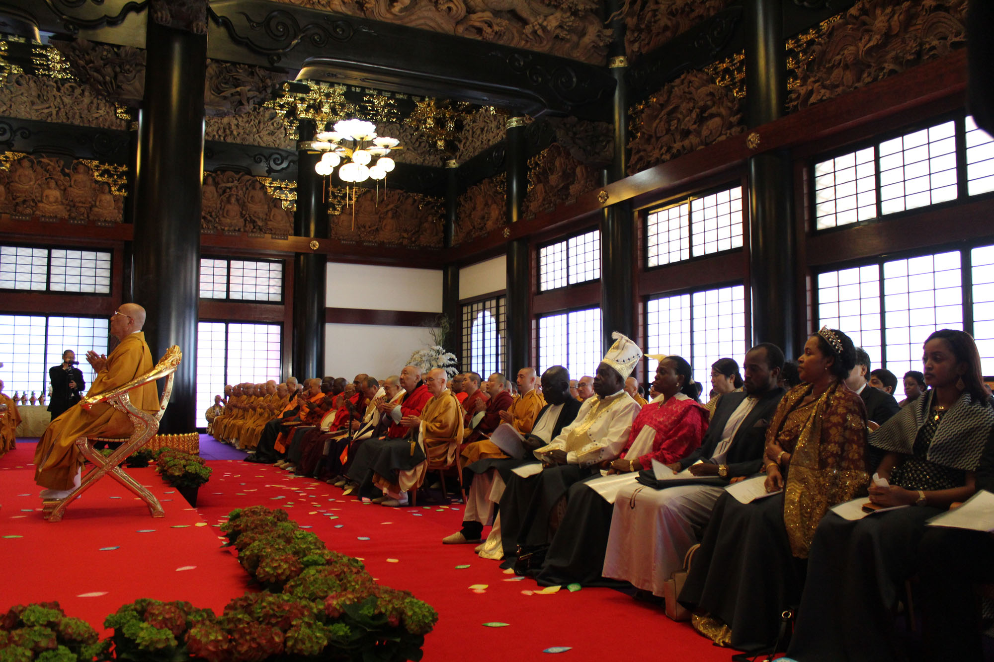The Grand Buddhist Ceremony was held in the presence of various dignitaries at Sampozan Muryojuji Temple in Kato, Hyogo Prefecture, on April 8. | MASAAKI KAMEDA