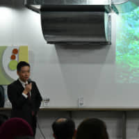 Joboji Urushi Workshop Co. President Takuo Matsuzawa speaks about urushi at the eighth Satoyama Cafe on March 8 in Tokyo. | YOSHIAKI MIURA