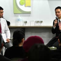 Takuo Matsuzawa shares his insights on urushi with Yuto Yoshida, event moderator, and the audience. | YOSHIAKI MIURA