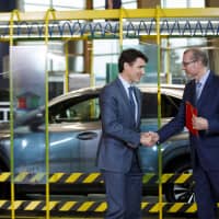 Fred Volf (right), president of Toyota Motor Manufacturing Canada Inc., meets with Justin Trudeau, Canada\'s prime minister, in front of a Lexus NX300 vehicle at the company\'s manufacturing facility in Cambridge, Ontario, on Monday. Volf said that the automaker will produce the Lexus NX crossover, in gasoline and hybrid versions, beginning in 2022 at the plant. | BLOOMBERG