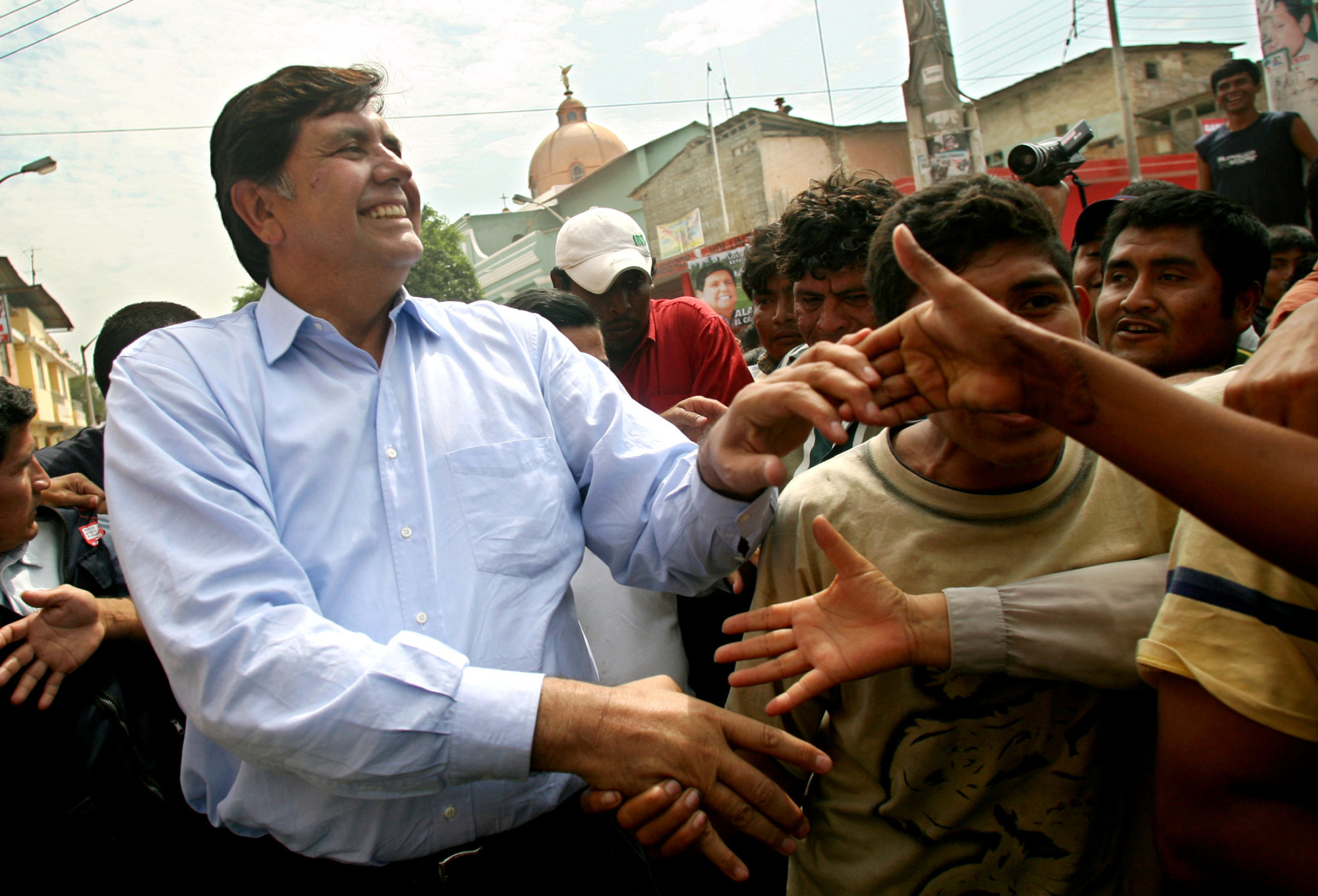 Peruvian presidential candidate Alan Garcia greets supporters during a campaign rally in Catacaos in May 2006. | REUTERS