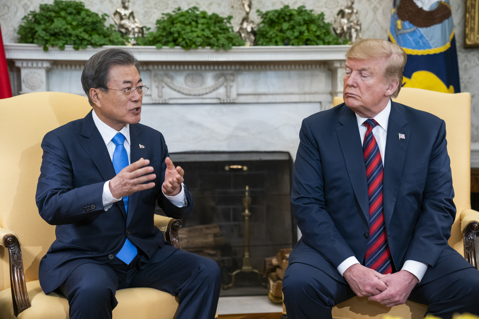 South Korean President Moon Jae-in speaks with U.S. President Donald Trump in the Oval Office of the White House on Thursday. | BLOOMBERG