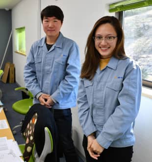 Parnward Manakul (right), a Thai employee at Atom Co., and Son Seung-hyeon, an intern from South Korea, pose for a photo at their office in Tokyo’s Hachioji on Jan. 29. 