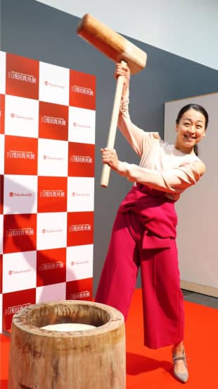 Retired figure skater Mao Asada poses for photos as she prepares to pound steamed rice to make rice cake during an event in Kyoto on Jan. 4, 2018
