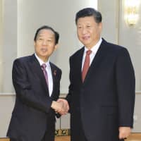 Chinese President Xi Jinping and Japan\'s Liberal Democratic Party Secretary General Toshihiro Nikai shake hands in Beijing on Wednesday | ?¯