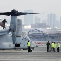 A U.S. Marine Corps MV-22 Osprey makes an emergency landing at Itami airport, which straddles Osaka and Hyogo prefectures, on Monday. | KYODO
