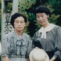 Midori Watanabe (right), a former producer for Nippon TV, visits Toshiko Takenaka, the former wet nurse of then-Crown Prince Akihito, in Ikeda, Gifu Prefecture, in 1989. | MIDORI WATANABE