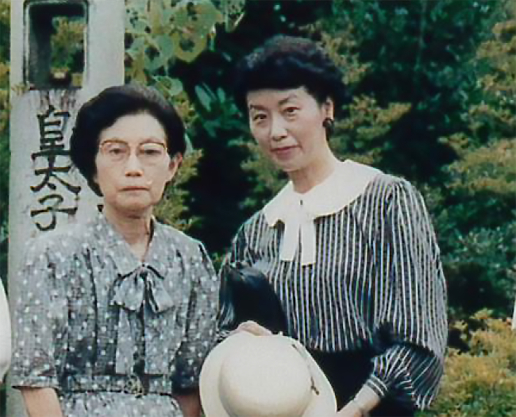 Midori Watanabe (right), a former producer for Nippon TV, visits Toshiko Takenaka, the former wet nurse of then-Crown Prince Akihito, in Ikeda, Gifu Prefecture, in 1989.