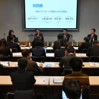 Panelists at a forum, \"Issues on marine plastic waste and Japan\'s contribution,\" hosted by The Japan Times and organized by the Japan Times ESG Consortium, discuss Japan\'s plastic waste and recycling system in Tokyo\'s Minato Ward on April 1. | YOSHIAKI MIURA
