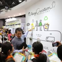 A man explains RecyCreation, an initiative of Kao Corp., to facilitate the younger generation\'s understanding of  recycling and upcycling. | KAO CORP.