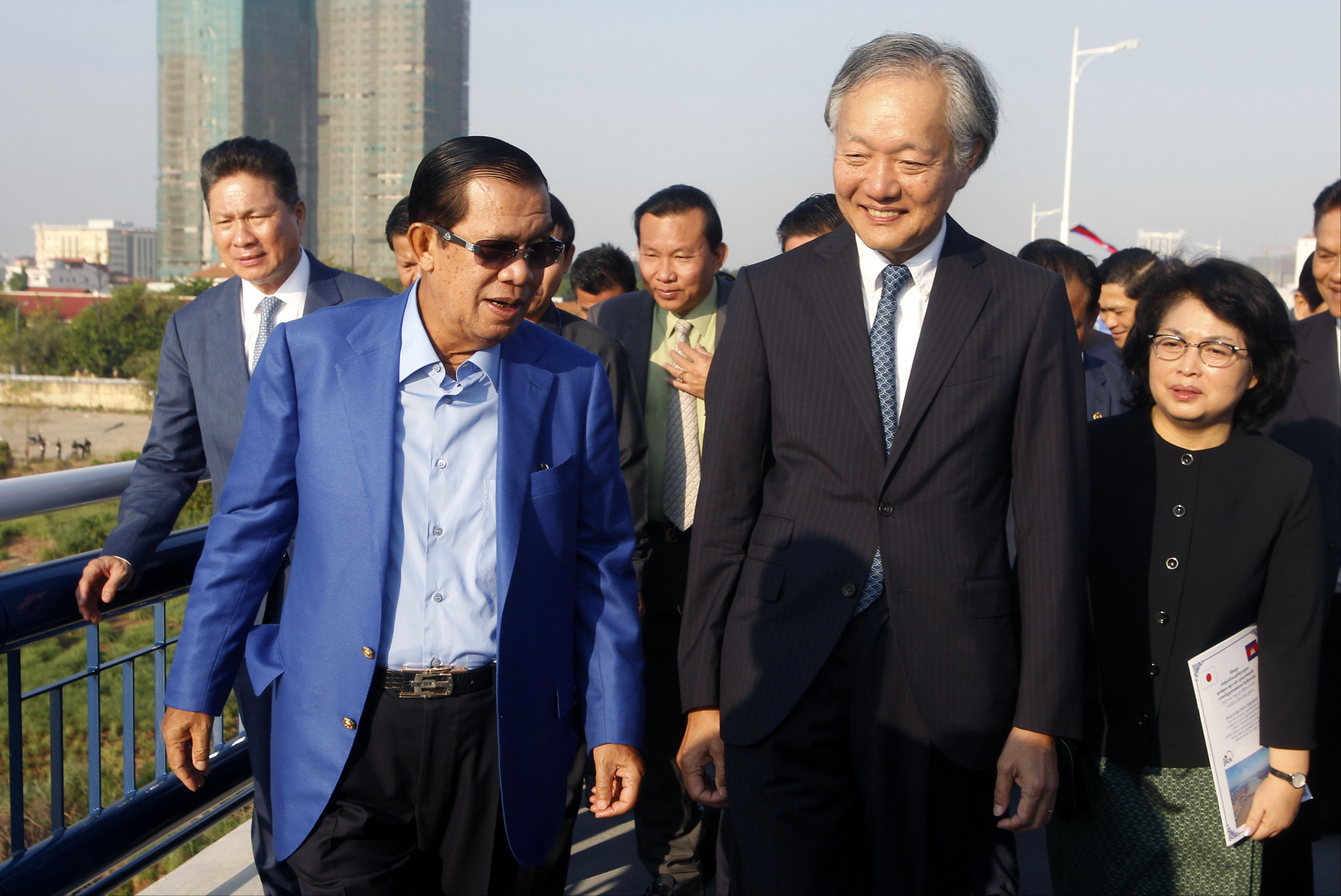 Ambassador to Cambodia Hidehisa Horinouchi and Cambodian Prime Minister Hun Sen attend a ceremony marking the reopening of the newly repaired Cambodia-Japan friendship bridge in Phnom Penh on April 3. A bridge was built right next to it in 2014 with aid from China. | AP