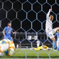 Kawasaki Frontale\'s Kei Chinen scores an 82nd-minute equalizer against Ulsan Hyundai in an Asian Champions League match on Tuesday night at Todoroki Stadium. | KYODO