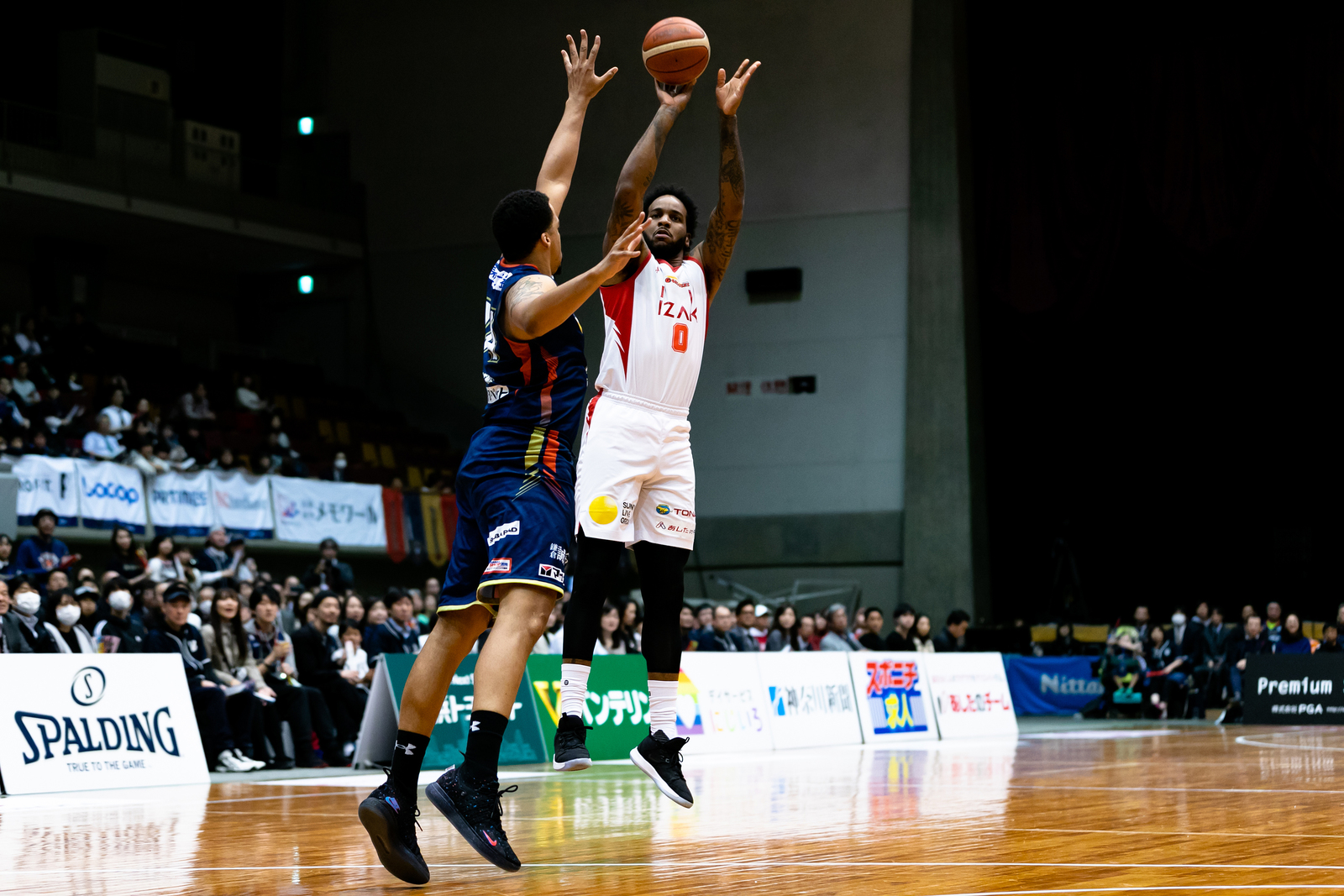 The Grouses' Leo Lyons, a University of Missouri alum, shoots a jumper in the first quarter of Friday's game against the B-Corsairs at Yokohama Cultural Gymnasium. Toyama triumphed 99-97. | B. LEAGUE