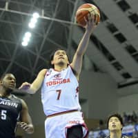 Kawasaki\'s Ryusei Shinoyama shoots a layup in the third quarter against Mikawa on Friday. The Brave Thunders rallied in the fourth quarter, beating the SeaHorses 75-74 in Toyota, Aichi Prefecture. | B. LEAGUE