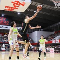 Tokyo\'s Milko Bjelica attempts a layup in the fourth quarter on Sunday against Hokkaido at Arena Tachikawa Tachihi. The Alvark topped the Levanga 81-74. | B. LEAGUE