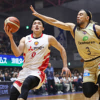 Nagoya guard Shuto Ando drives to the basket in the fourth quarter of Saturday\'s B. League Championship quarterfinal series against Ryukyu\'s Narito Namizato in Okinawa City. The Diamond Dolphins trounced the Golden Kings 69-53. B. LEAGUE | B. LEAGUE
