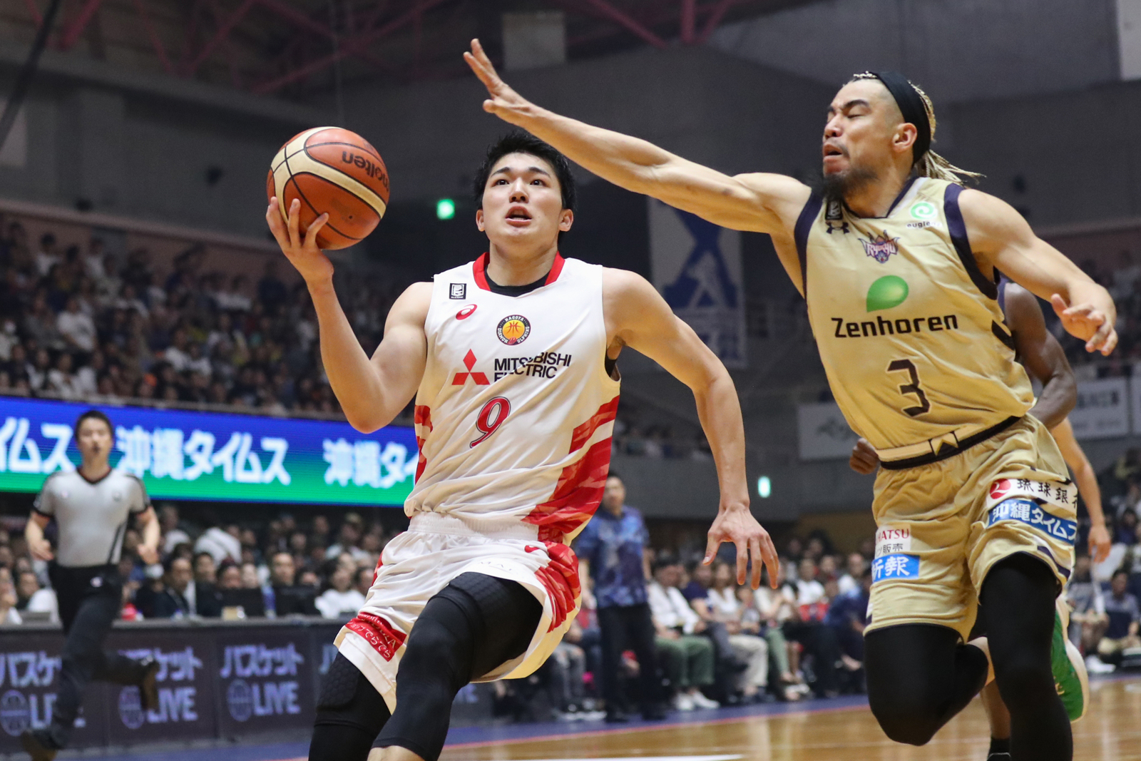 Nagoya guard Shuto Ando drives to the basket in the fourth quarter of Saturday's B. League Championship quarterfinal series against Ryukyu's Narito Namizato in Okinawa City. The Diamond Dolphins trounced the Golden Kings 69-53. B. LEAGUE | B. LEAGUE