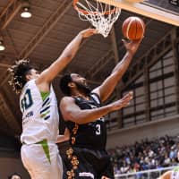 Kanazawa\'s Randy Reid looks to score inside in the second quarter on Friday against host Nishinomiya in a B.League second-division series opener. The Storks defeated the Samuraiz 84-81. | B. LEAGUE