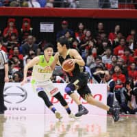 Shohei Kikuchi of the Alvark drives on the Levanga\'s Tsukasa Nakano during Sunday\'s game. | B. LEAGUE
