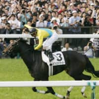 Vodka runs during the Japanese Derby in May of 2007 at Tokyo Racecourse in Fuchu. The famed mare died on Monday in Newmarket, England. | KYODO