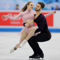 Gabriella Papadakis and Guillaume Cizeron of France perform their free dance on Friday. They captured the ice dance title with a total of 223.13 points. | AFP-JIJI