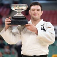 Aaron Wolf celebrates winning the national judo championship after beating Hirotaka Kato in Monday\'s final at Nippon Budokan. | KYODO