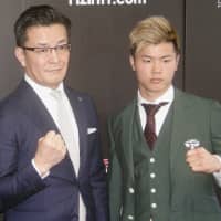 Rizin Fighting Federation CEO Nobuyuki Sakakibara (left) and kickboxer Tenshin Nasukawa pose for photos at a Tokyo news conference on Tuesday. | KAZ NAGATSUKA