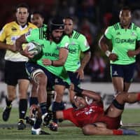 The Highlanders’ Jackson Hemopo runs with the ball during Friday night’s rout against the Sunwolves. | AFP-JIJI